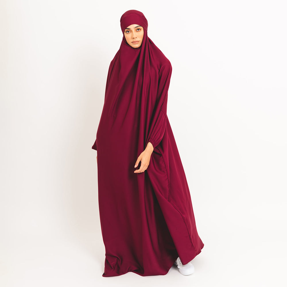 Beerenfarbener Khimar mit elastischen Bündchen und sicherer Schleife auf der Rückseite