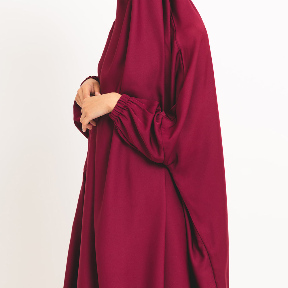 Beerenfarbener Khimar mit elastischen Bündchen und sicherer Schleife auf der Rückseite