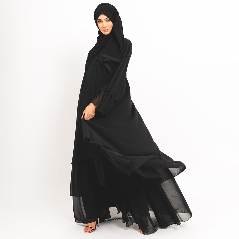 Schwarze ausgestellte Abaya