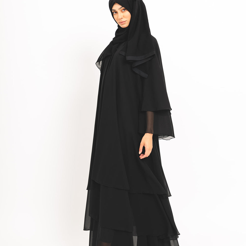 Schwarze ausgestellte Abaya