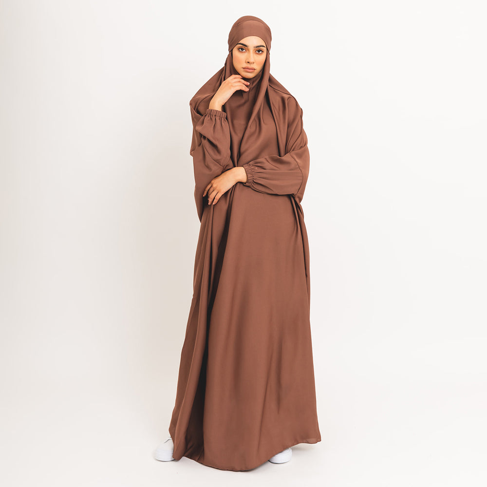 Klassischer brauner Khimar mit elastischen Bündchen und Bindeband auf der Rückseite