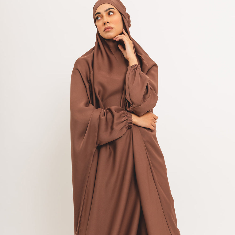 Klassischer brauner Khimar mit elastischen Bündchen und Bindeband auf der Rückseite